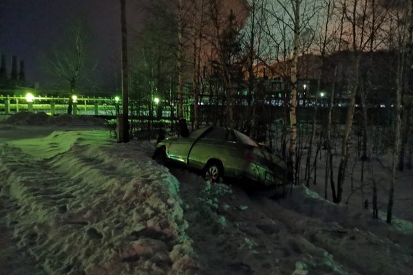 В Сосногорске водитель ВАЗа въехал в столб  