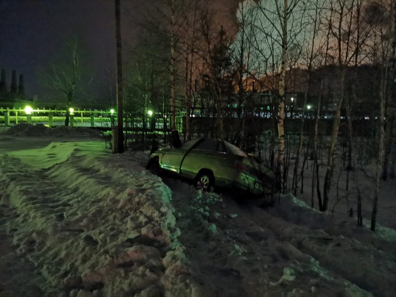 В Сосногорске водитель ВАЗа въехал в столб  