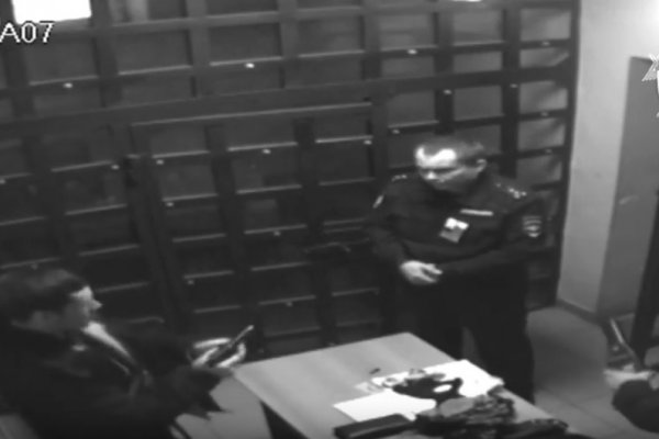 Чудом остался жив: видео инцидента с заклинившим пистолетом в полиции Сыктывдинского района