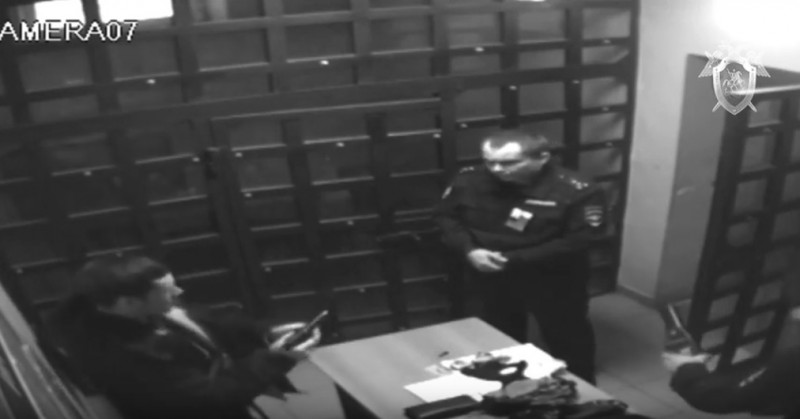 Чудом остался жив: видео инцидента с заклинившим пистолетом в полиции Сыктывдинского района