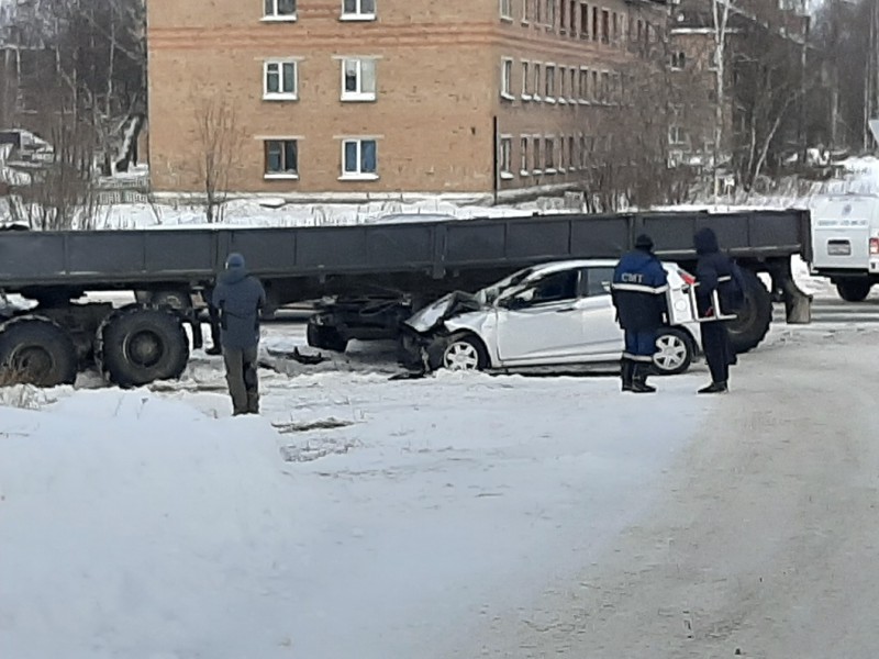 В Ухте прицеп "Урала" протаранил два легковых авто