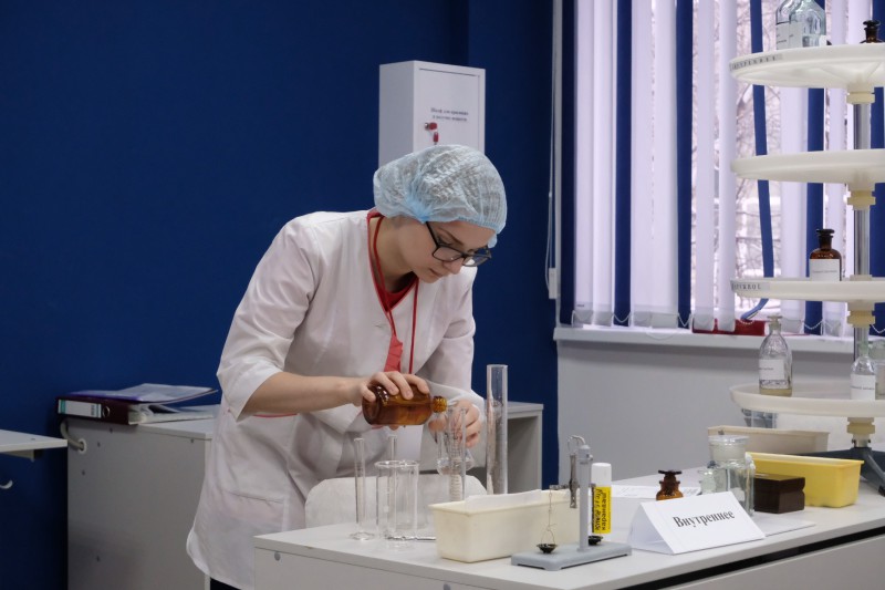 Чисто, как в аптеке: в Сыктывкарском медколледже фармацевты соревнуются в рамках WorldSkills