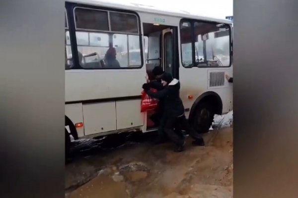 Гололед: сыктывкарские пассажиры взяли автобус №44 на буксир