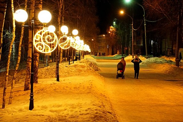 В Сыктывкаре улицу Кирова подсветили новой праздничной иллюминацией