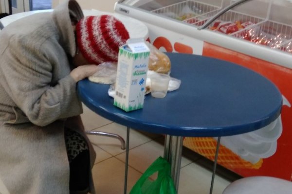 В Эжвинском районе Сыктывкара бабушка-скиталица спит в булочной