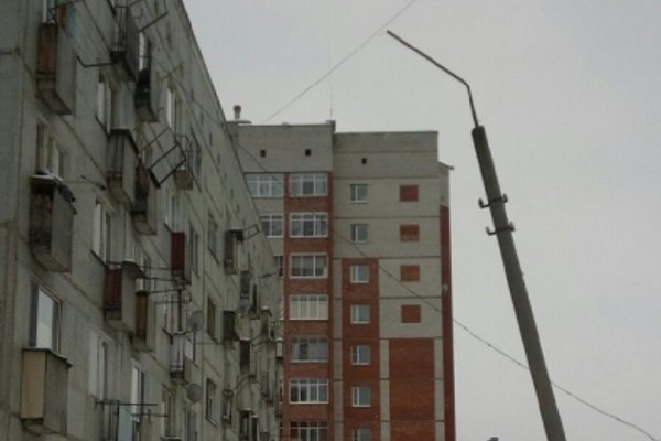 Понижая градус: в Сыктывкаре заброшенный столб третий месяц медленно падает на жилой дом