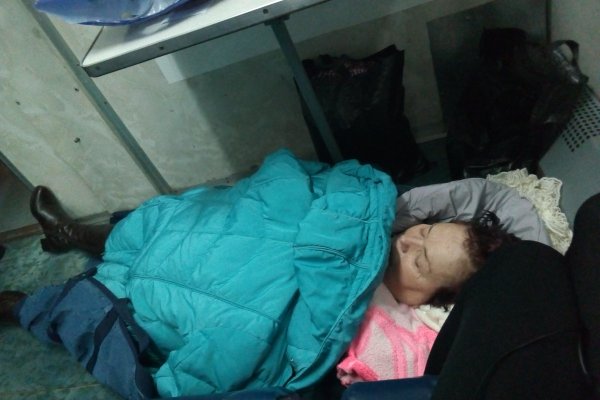 В Коми женщина с обширным инсультом два часа лежала на полу в проходе сидячего вагона