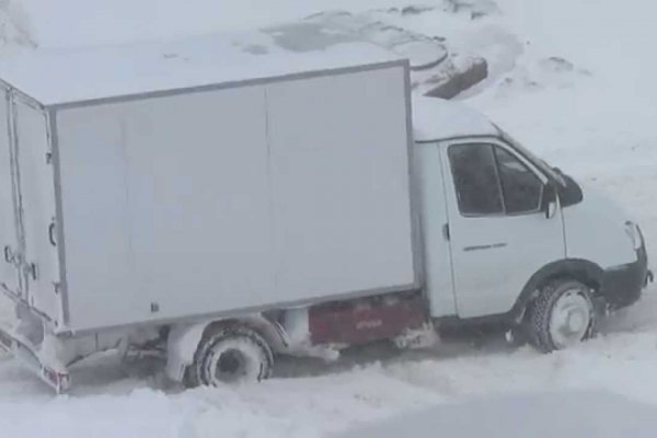 Машина с продуктами из Кировской области застряла в Чёрныше
