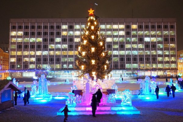 Стефановская площадь Сыктывкара заиграла праздничными огнями