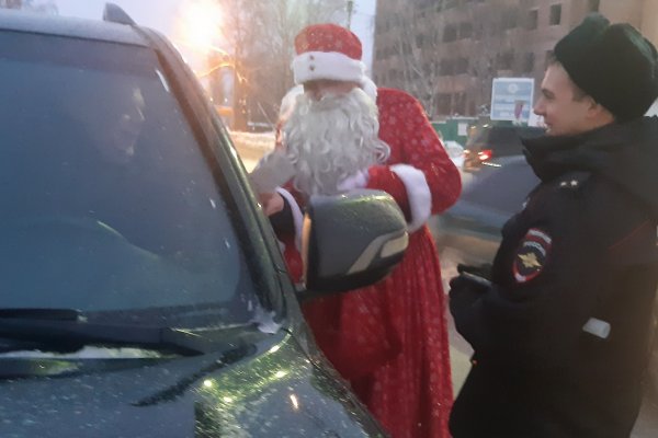 Ты хорошо себя вел: на улицы Сыктывкара вышел полицейский Дед Мороз