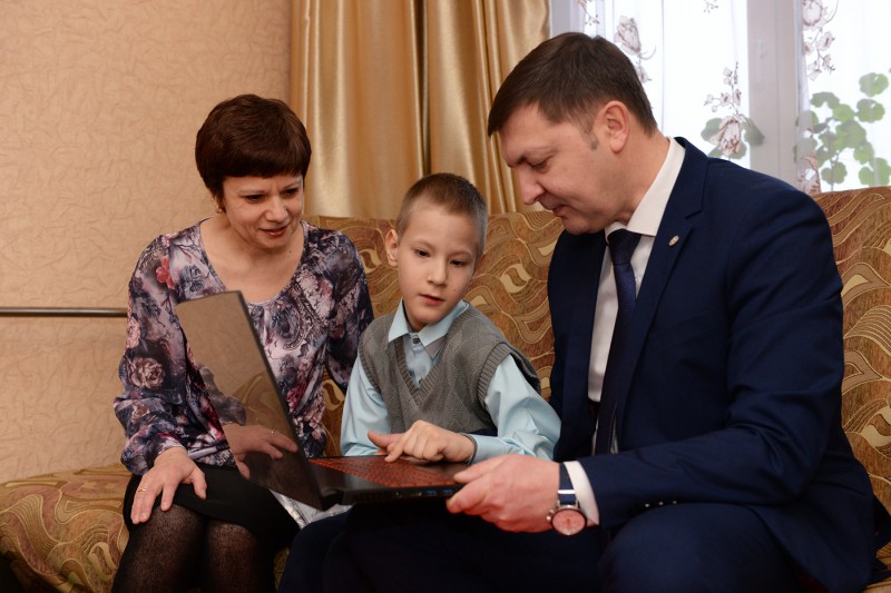 "Мечтай со мной": сосногорец Кирилл Жаренков получил ноутбук в подарок на Новый год