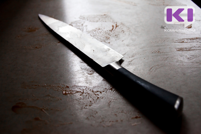 В сыктывкарском поселке Краснозатонский мужчина нанес себе ножевые ранения