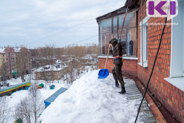 В Сыктывкаре суд заставил хозяев квартиры ответить за упавший с балкона снег