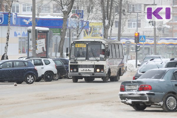В сыктывкарском автобусе №5 травмировалась 82-летняя пассажирка