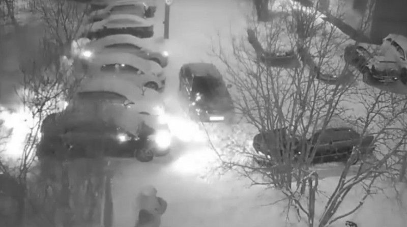 Ухтинский автовладелец ищет подростков, которые испортили его автомобиль в новогоднюю ночь