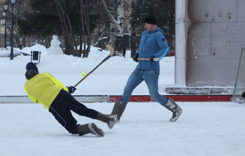 В Сыктывкаре определили чемпионов по хоккею с мячом в валенках