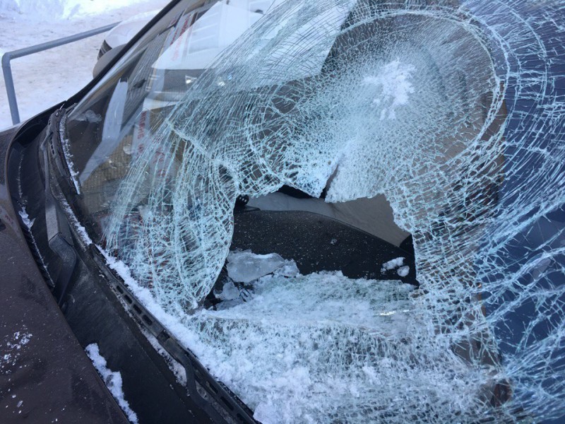 Сыктывкарец не смог доказать падение снежной глыбы на авто, несмотря на множество "улик"