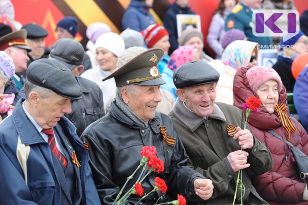 Владимир Путин пообещал выплатить ветеранам войны по 75 тыс. рублей, труженикам тыла - по 50 тыс. рублей 

