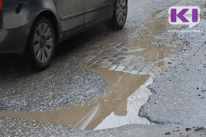 Суд обязал администрацию Сыктывкара оплатить ремонт машины, которая провалилась в яму на дороге