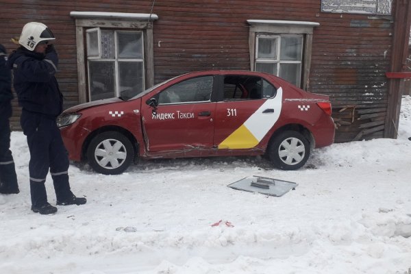 В Сыктывкаре таксист на Renault Logan сбил дорожный знак и врезался в жилой дом