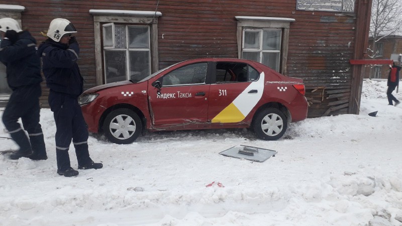 В Сыктывкаре таксист на Renault Logan сбил дорожный знак и врезался в жилой дом