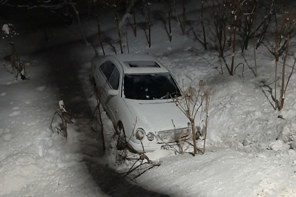 Mercedes-Benz съехал в кювет на автодороге Сыктывкар - Эжва
