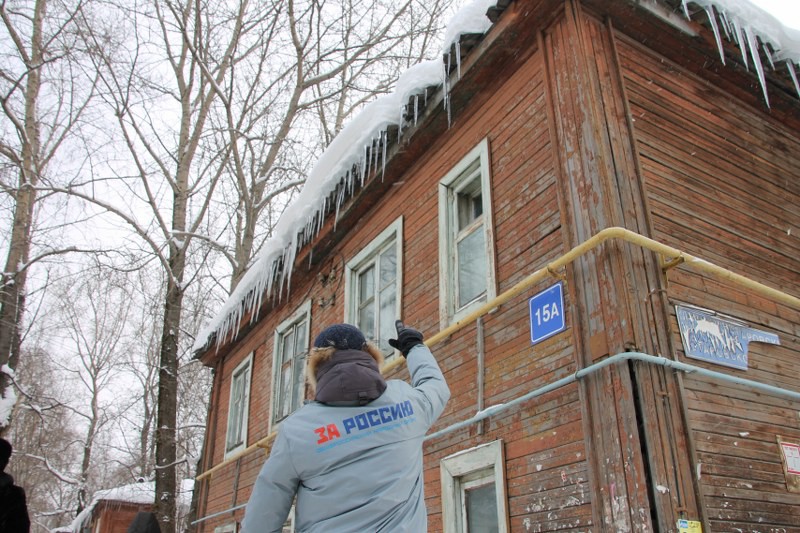 В Сыктывкаре общественники зафиксировали десятки домов, с крыш которых свисают сосульки и наледь