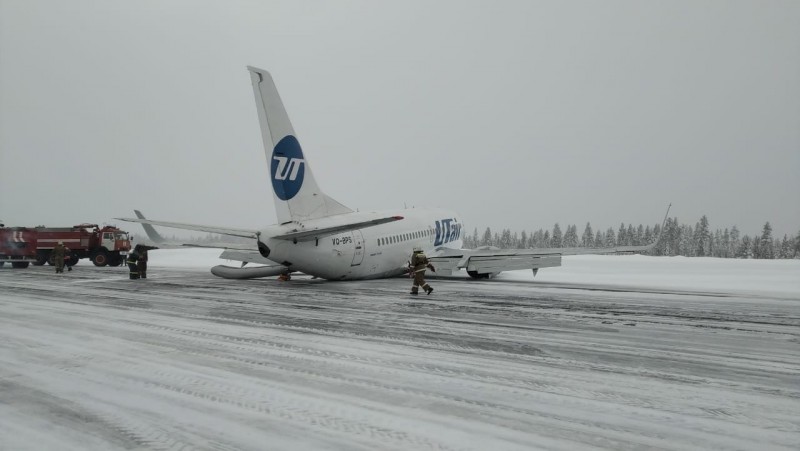 Совершивший аварийную посадку в Усинске самолет убрали со взлетной полосы