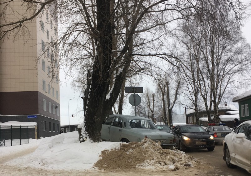 В Сыктывкаре "Волгу" отбросило к дереву после столкновения с Toyota Camry 