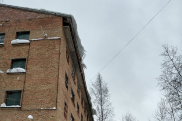 Коммунальщики Ухты не смогли очистить опасные участки крыши общежития Индустриального техникума УГТУ