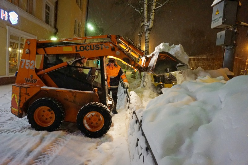 Как дорожные службы Сыктывкара борются с последствиями снегопада 