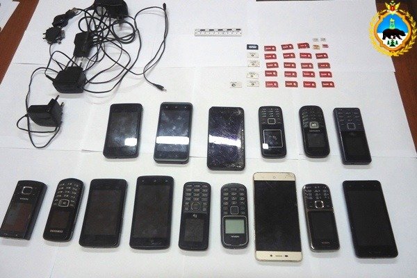 В Ухтинской колонии пресечена попытка доставки 15 сотовых телефонов и аксессуаров к ним 

