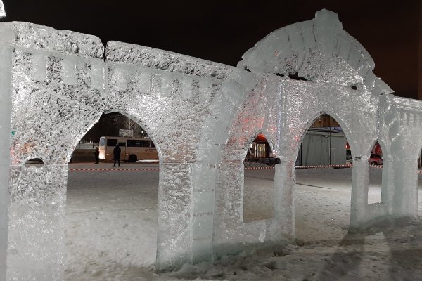 Городок должен быть разрушен: в Ухте начали таять ледовые фигуры