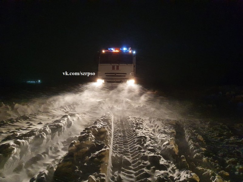 В Воркуте в снежный плен на кольцевой дороге попали три человека 