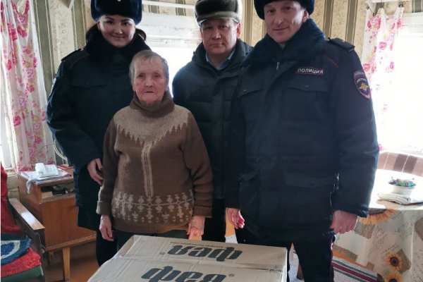 В Прилузье общественники и сотрудники полиции подарили стиральную машину вдове участника Великой Отечественной войны