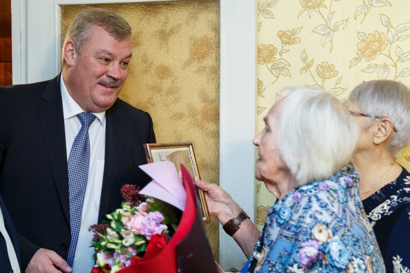 Глава Коми вручил труженице тыла Галине Абросимовой медаль "75 лет Победы в Великой Отечественной войне"