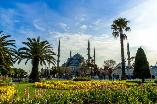 Власти Турции рекомендовали перенести туристический сезон
