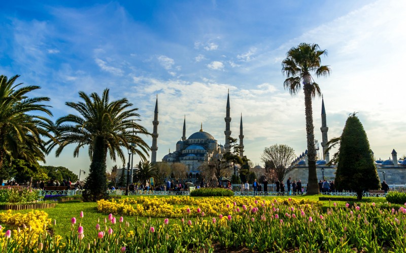 Власти Турции рекомендовали перенести туристический сезон

