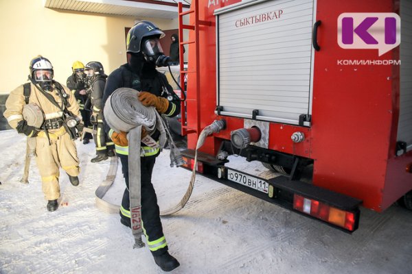 В Коми огонь не пощадил два гаража и две бани