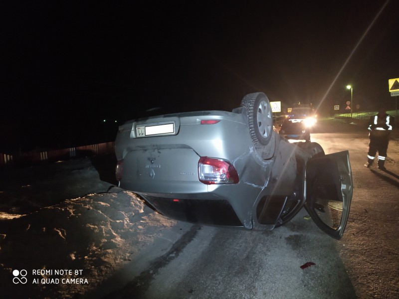 Вечерние покатушки по деревне в Прилузье для водителя Renault закончились "кувырком" 