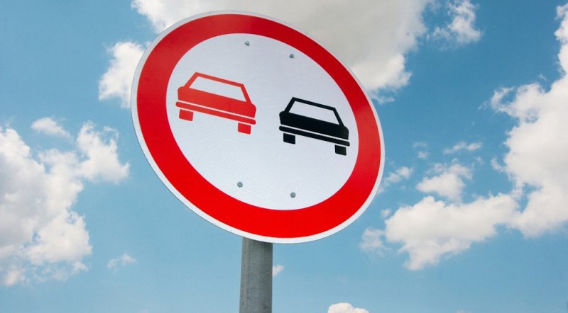 На автодороге Ухта - Ярега установлены дорожные знаки, запрещающие обгон и ограничивающие скорость