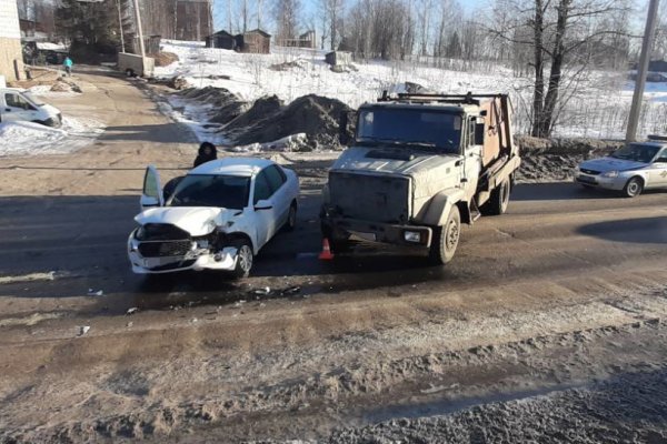 В Сыктывкаре Datsun спровоцировал столкновение с грузовиком