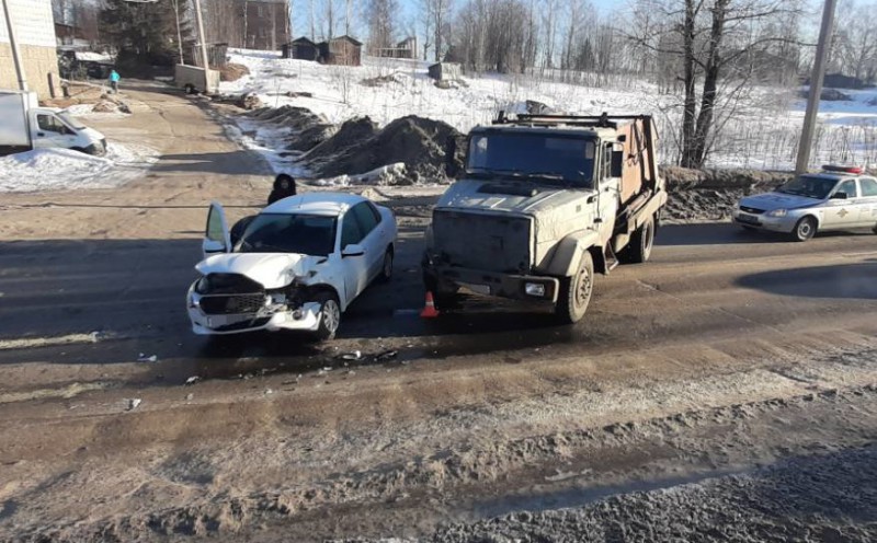 В Сыктывкаре Datsun спровоцировал столкновение с грузовиком