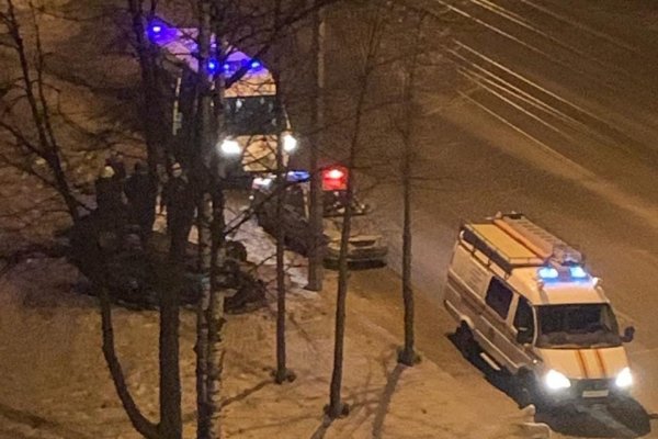 В Сыктывкаре ВАЗ-2114 врезался в микроавтобус, а потом перевернулся