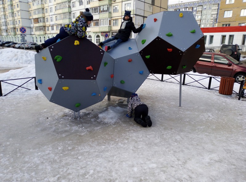 Сыктывкарец считает новый игровой комплекс на Покровском бульваре опасным для детей

