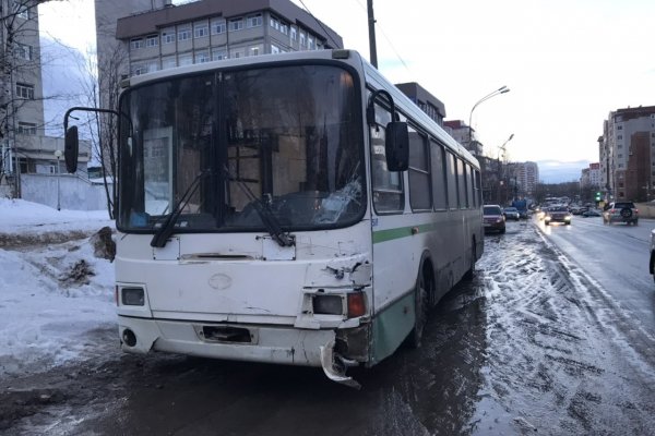 В Сыктывкаре рейсовый ЛиАЗ протаранил джип и УАЗ