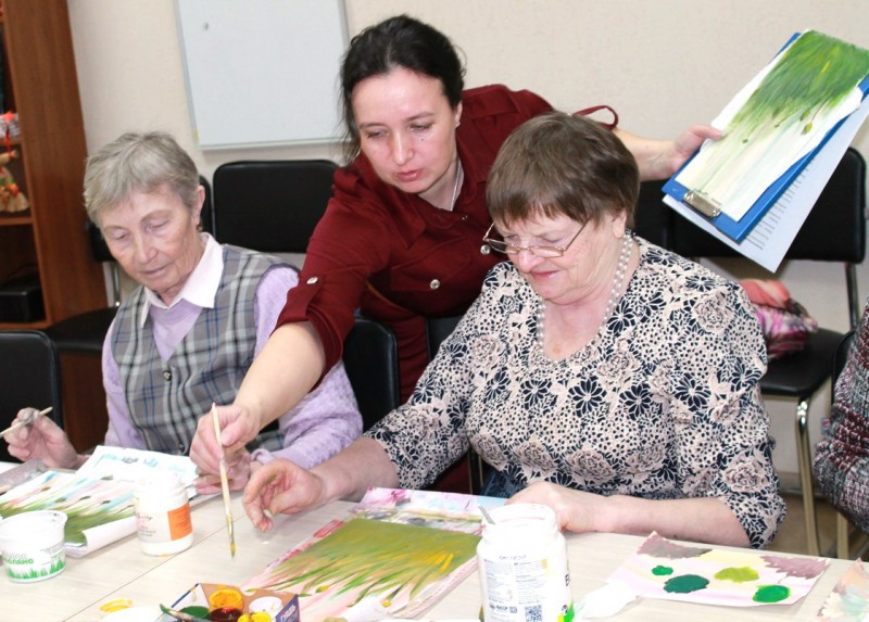 "Активное долголетие" в Коми: пожилые обучаются правополушарному рисованию, творят цветы и делятся опытом с молодежью
