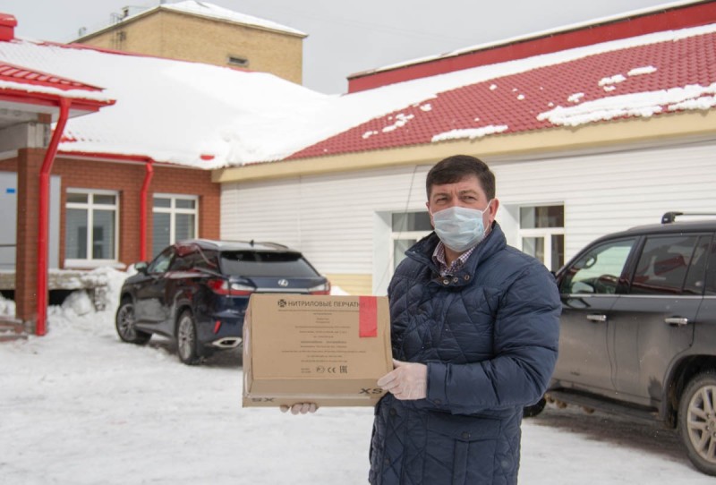 Депутаты и общественники привезли в Республиканскую инфекционную больницу Коми средства индивидуальной защиты