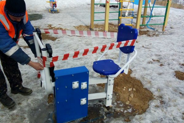 Не ходи гулять: в Сыктывкаре ограждают детские и спортивные площадки 