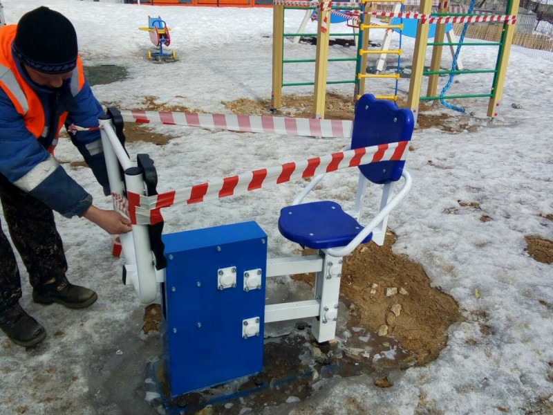 Не ходи гулять: в Сыктывкаре ограждают детские и спортивные площадки 